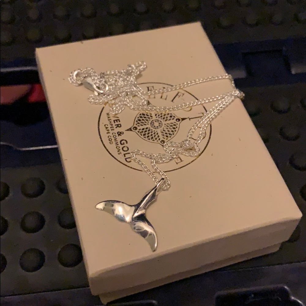 Whale tale necklace 18 inch chain